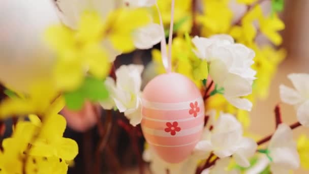 Buona Pasqua scritta su un uovo di Pasqua - Decorazione pasquale — Video Stock