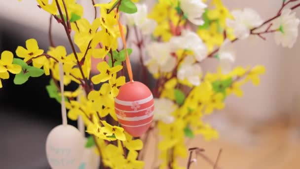 Prachtige paasei versiering met paaseieren op een bolletje bloemen — Stockvideo