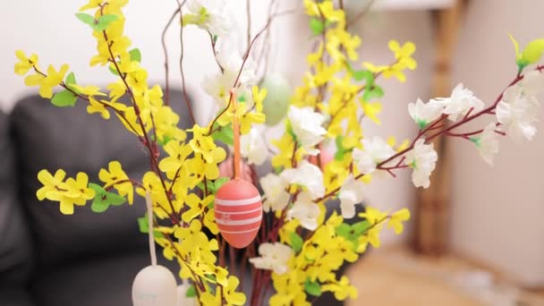 美丽的复活节装饰，在一束鲜花上挂着复活节彩蛋 — 图库视频影像