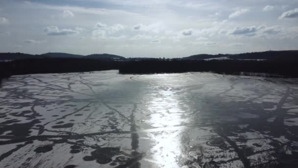 Полет над ледяным озером зимой - красивый зимний пейзаж — стоковое видео