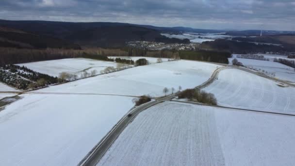 Flug über eine verschneite Winterlandschaft — Stockvideo