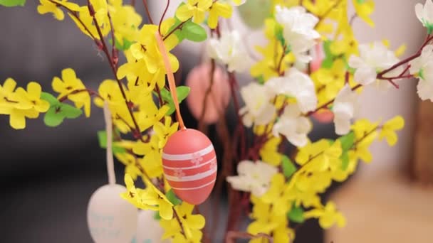 Beautiful Easter decoration with Easter eggs on a buch of flowers — Stock Video