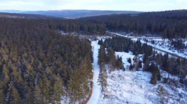 Karla kaplı bir kış manzarası üzerinde uçmak