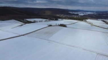 Karla kaplı bir kış manzarası üzerinde uçmak