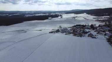 Karla kaplı bir kış manzarası üzerinde uçmak