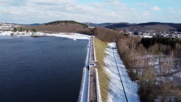 Voo sobre o Lago Bostalsee na Alemanha em um dia de inverno — Vídeo de Stock