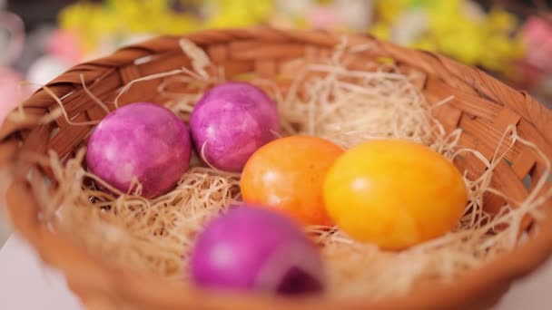 Bir kaseyi renkli Paskalya yumurtalarıyla dolduruyorum. — Stok video
