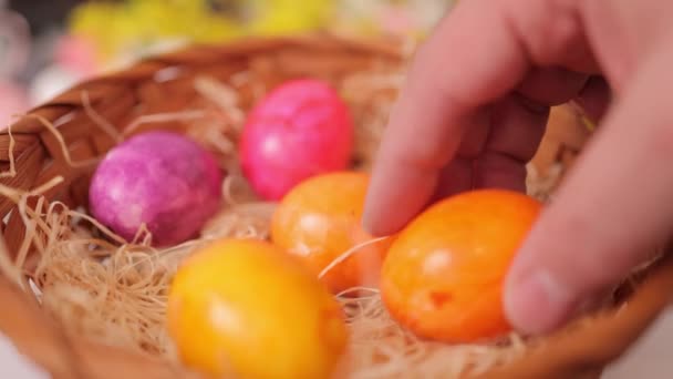 Een kom vullen met kleurrijke paaseieren — Stockvideo