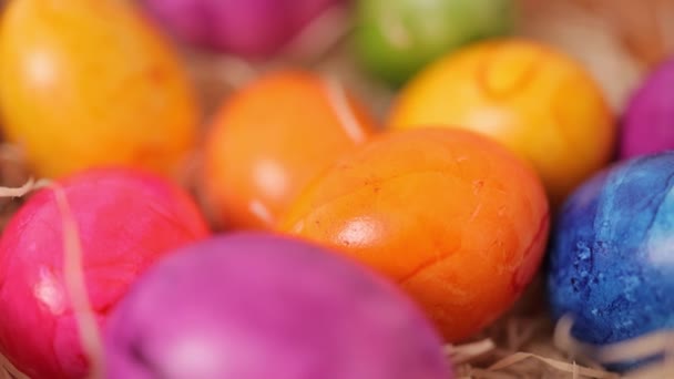 Cuenco de coloridos huevos de Pascua — Vídeos de Stock