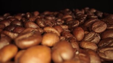 Taze kavrulmuş kahve çekirdekleri - makro shot