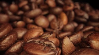 Taze kavrulmuş kahve çekirdekleri üzerinden uçuş - makro çekim