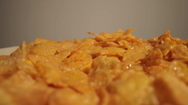 Mısır gevreğinin üzerine süt dök