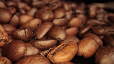 Taze kavrulmuş kahve çekirdekleri - makro shot