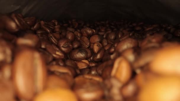 급하게 볶은 커피 콩 - 매크로 샷 — 비디오
