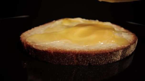 加黄油和蜂蜜的面包片 — 图库视频影像