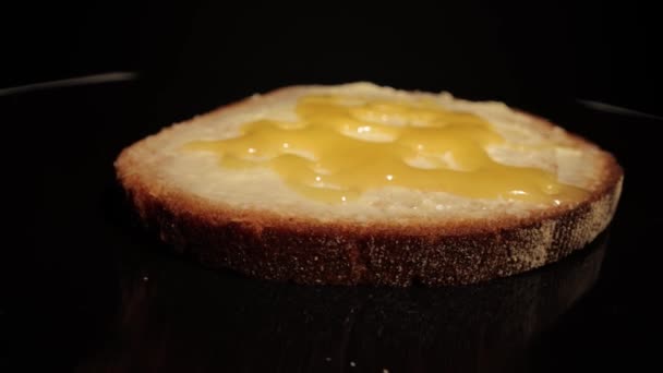 Шматочок хліба з маслом і медом — стокове відео