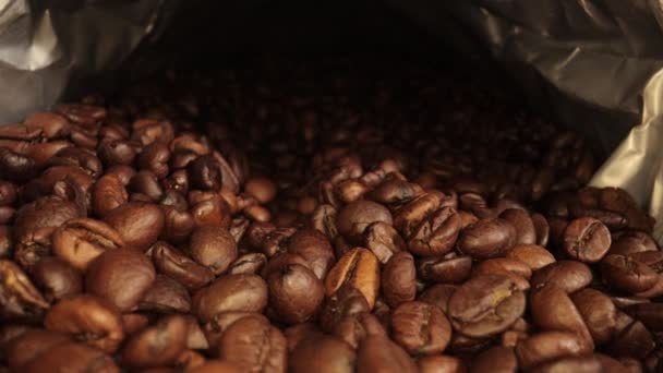 Repülés frissen pörkölt kávébab felett - makrofelvétel — Stock videók