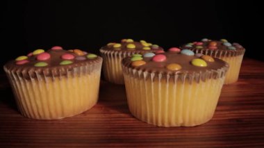 Yakın planda, masada nefis kekler.