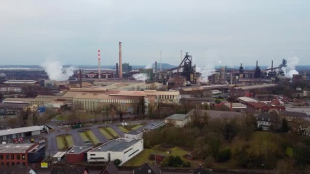 Gran planta industrial desde arriba - vista aérea — Vídeo de stock