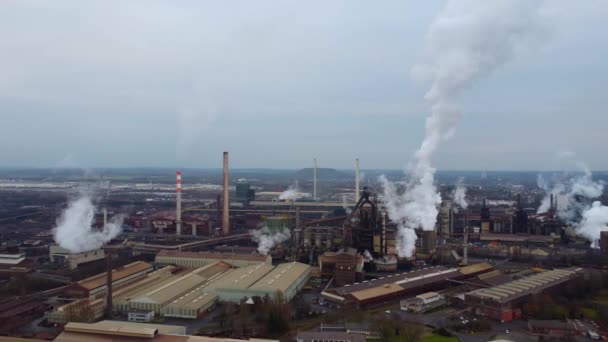 Grote industriële installaties van bovenaf - vanuit de lucht bekeken — Stockvideo