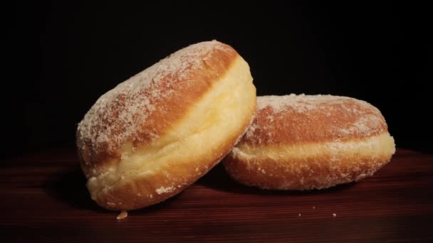 Close-up uitzicht over vers gebakken donuts — Stockvideo