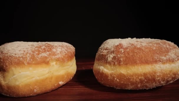 Close-up uitzicht over vers gebakken donuts — Stockvideo