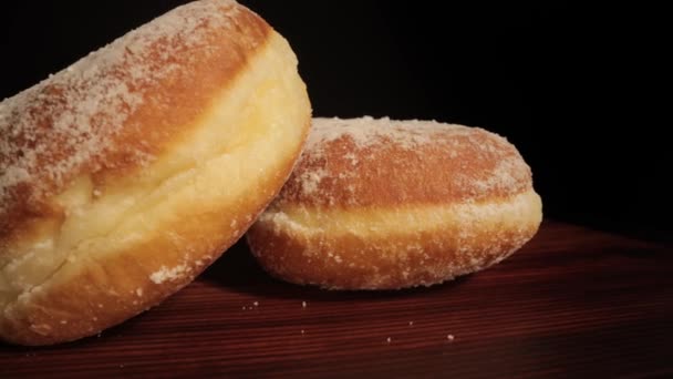 Close-up uitzicht over vers gebakken donuts — Stockvideo