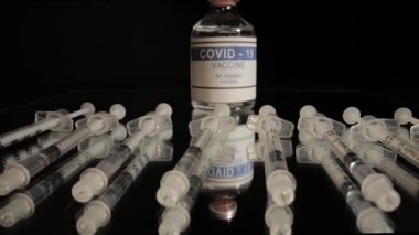 Yakın planda Covid-19 'a karşı aşı enjekte edilecek.