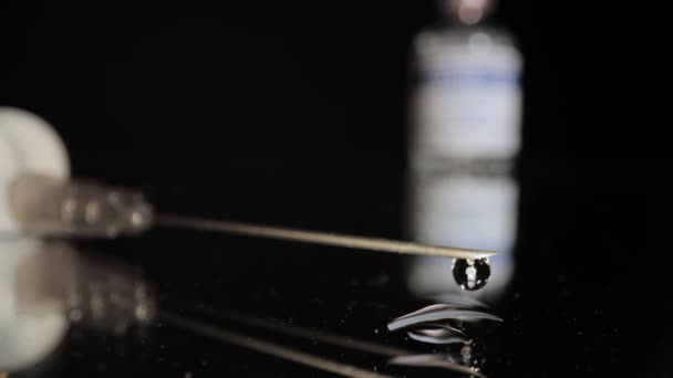 Injekční stříkačka s vakcínou Covid-19 - zblízka — Stock video