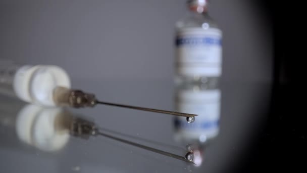 Injectiespuit met Covid-19 vaccin - van dichtbij bekijken — Stockvideo