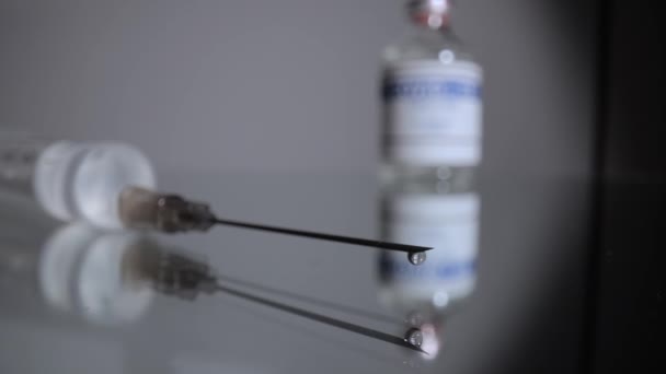 Injectiespuit met Covid-19 vaccin - van dichtbij bekijken — Stockvideo