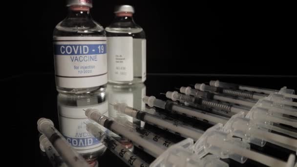 Covid-19 vaccin en gebruiksklare spuiten — Stockvideo