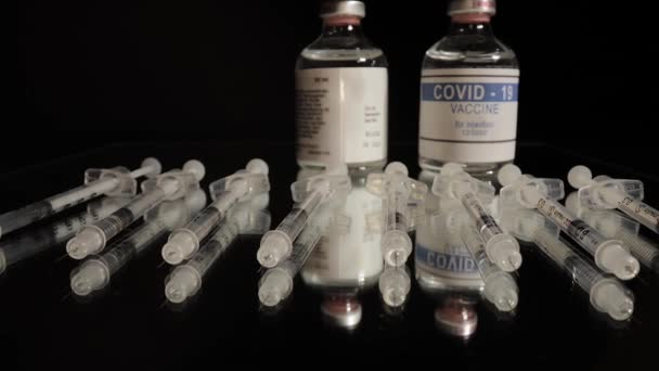Ковид-19 вакцина и шприцы готовы к применению — стоковое видео