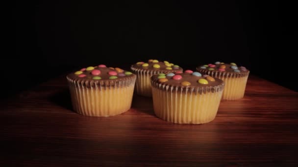 Délicieux cupcakes sur une table en gros plan — Video