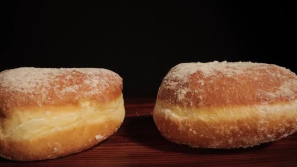 Close-up uitzicht over vers gebakken donuts — Stockvideo