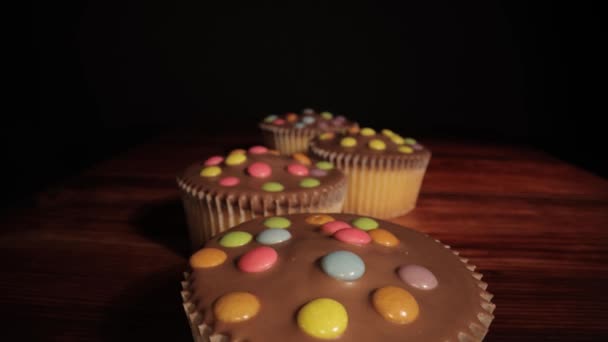 Läckra muffins på ett bord i närbild — Stockvideo