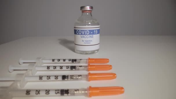Injecties met vaccin tegen Covid-19 in close-up — Stockvideo