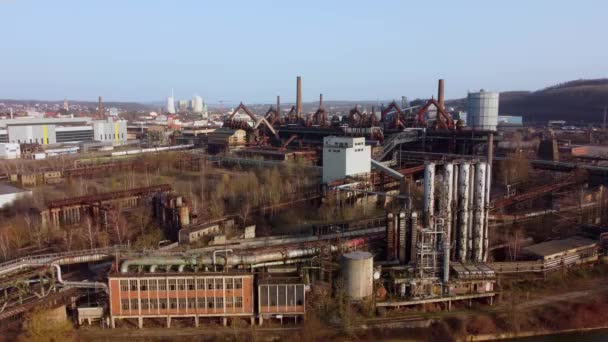 Полет над старым заводом в Германии - сайт всемирного наследия — стоковое видео
