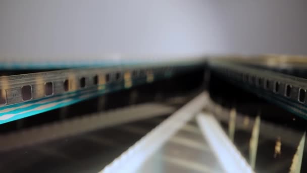 Tło filmowe - widok makro taśmy filmowej 35mm — Wideo stockowe