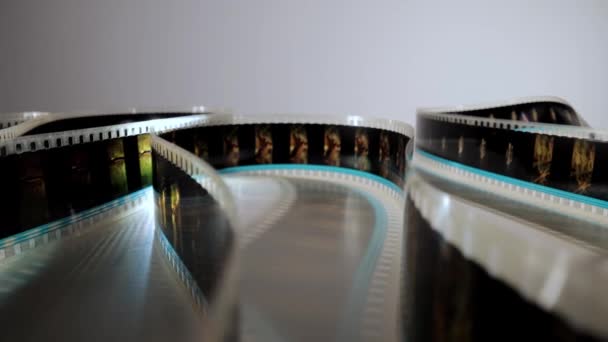 Fechar Vista para cima de uma tira de filme de 35mm - tiro macro — Vídeo de Stock