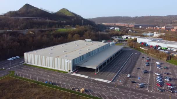 Vuelo sobre Amazon Logistics Center en Alemania VOELKLINGEN, ALEMANIA 22 DE FEBRERO DE 2020 — Vídeo de stock
