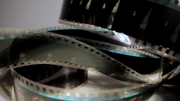 Tło filmowe - widok makro taśmy filmowej 35mm — Wideo stockowe