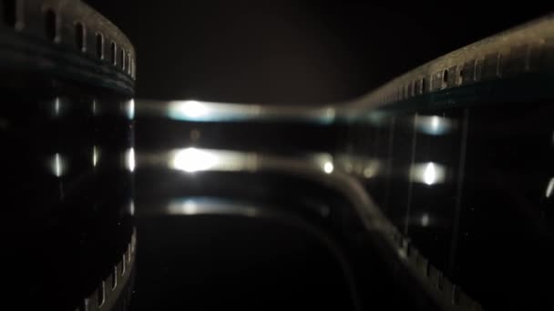 Vista ravvicinata di una striscia di pellicola da 35 mm - macro shot — Video Stock