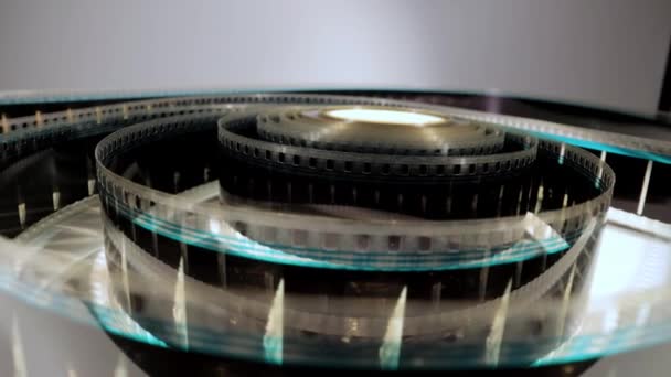 Vista ravvicinata di una striscia di pellicola da 35 mm - macro shot — Video Stock