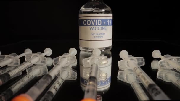 Covid-19 백신과 사용 할 준비가 된 주사기 — 비디오