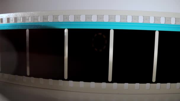 Vista de cerca de una tira de película de 35 mm - macro shot — Vídeo de stock