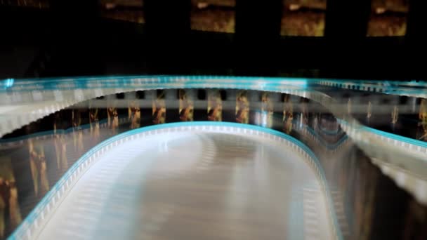 एक 35 मिमी फिल्म पट्टी का दृश्य बंद करें मैक्रो शॉट — स्टॉक वीडियो