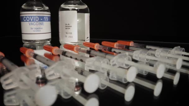 Vacina Covid-19 e seringas prontas para utilização — Vídeo de Stock