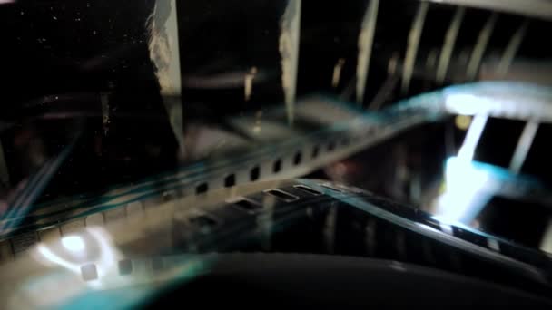 Vista de cerca de una tira de película de 35 mm - macro shot — Vídeo de stock