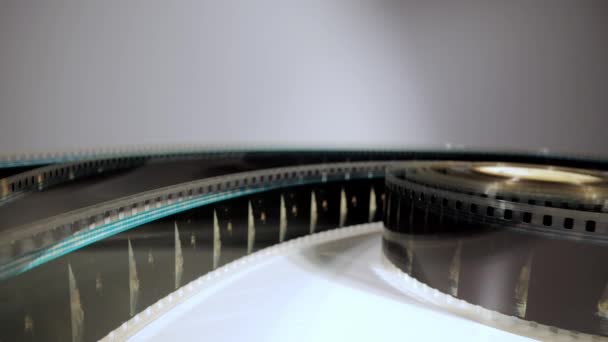 Fechar Vista para cima de uma tira de filme de 35mm - tiro macro — Vídeo de Stock
